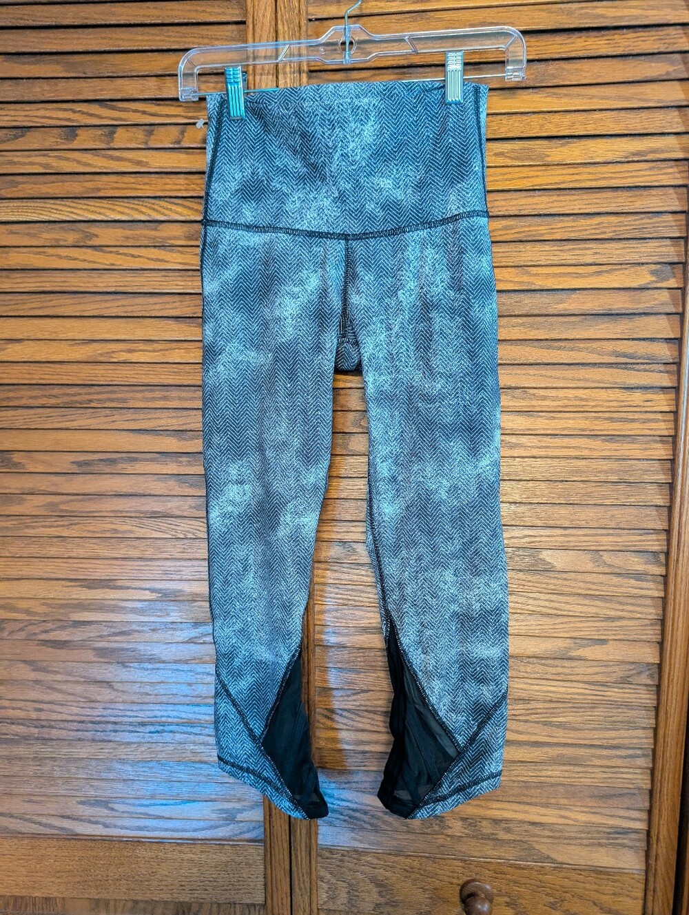 Lululemon Essential Rhythm Crop leggings in Black white chevron Women's Size 6